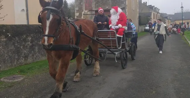 photo  le père noël a parcouru la commune en calèche.  &copy;  le maine libre 