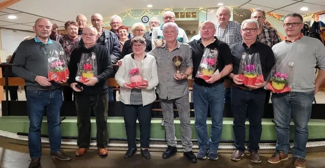 photo  au premier plan, les vainqueurs et finalistes autour du président.  &copy;  le maine libre 