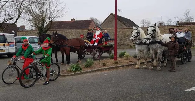 photo  le cortège enchanté du père noël défile dans les rues de bonnétable, accompagné de ses lutins et des anciennes miss.  &copy;  le maine libre 