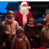photo le père noël pouvait compter sur ses lutins pour la distribution des bonbons.