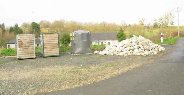 photo  au niveau du point d’apport volontaire, route de cuvy, des pierres ont été déposées par l’entreprise aubel environnement en vue de travaux le long du ruisseau basse-folie.  &copy;  ouest-france 