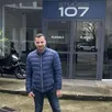 photo  flavien hoyeau, à la porte du studio 107, là où est tournée l’émission de télé « n’oubliez pas les paroles ». 