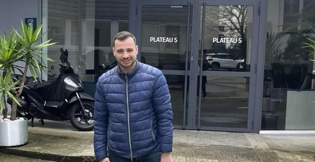 photo  flavien hoyeau, à la porte du studio 107, là où est tournée l’émission de télé « n’oubliez pas les paroles ».  &copy;  collection personnelle 