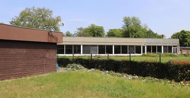 photo  le site de l’ancienne piscine de la flèche (sarthe) fermée fin 2009, va être racheté par bouygues immobilier pour 650 000 €. le promoteur prévoit d’y construire 67 logements.  &copy;  archives ouest-france 