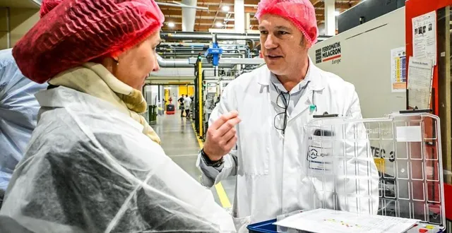 photo  lors d’une visite, laurent pesqueux, directeur du site sarthois (à droite) a présenté l’essentiel des activités de l’entreprise albéa, spécialiste dans la conception des capots de parfum, à christine torres, sous-préfète de l’arrondissement du mans et référente france 2030 (à gauche).  &copy;  photo : le maine libre - yvon loue 