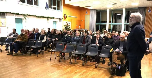 photo  le maire maurice vavasseur explique le déroulement des travaux, aidé par les entreprises présentes à la réunion.  &copy;  le maine libre 