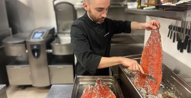 photo  david séchet explique le déroulé de son menu : enlever les filets de saumon du sel au bout de 24 heures.  &copy;  ouest-france 