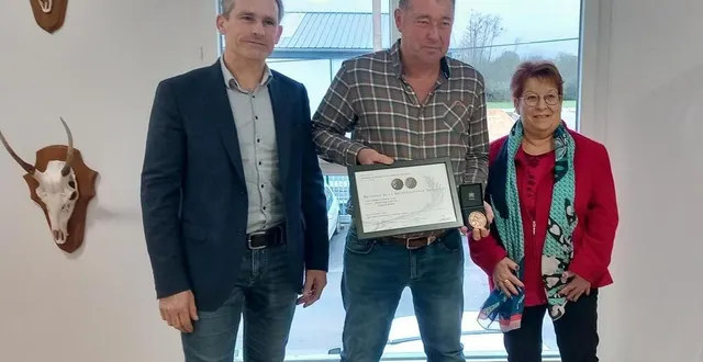 photo  régis lasseur a été récompensé par bruno belloche, président de la chambre de métiers et de l’artisanat (à gauche) et de jocelyne benoit, conseillère départementale.  &copy;  ouest-france 