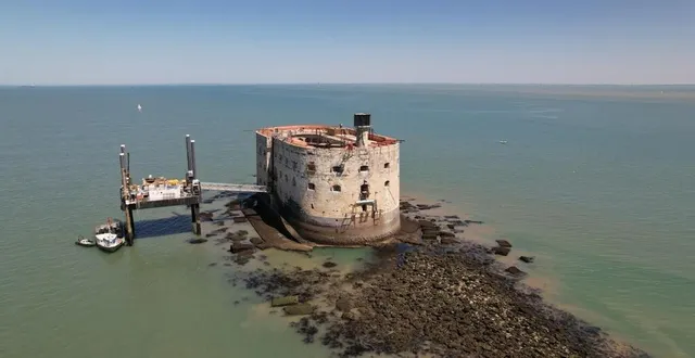 photo  le fort boyard, actuellement, abîmé au fil des décennies, par les tempêtes…  &copy;  cd 17 