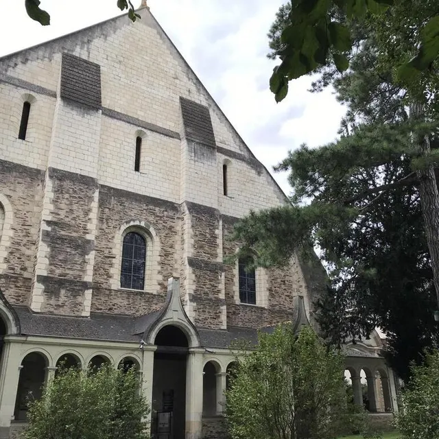 photo l’imposante façade en pierre et en tuffeau renfermait la salle des malades.  ©  archives ouest-france