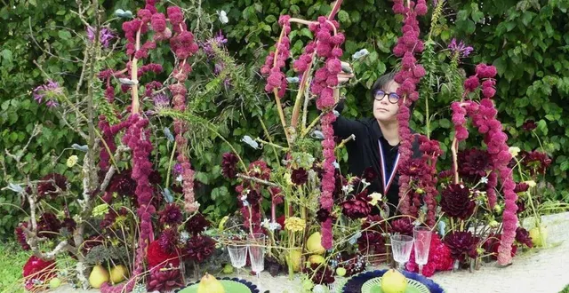 photo  vice-championne de france des fleuristes 2024, anne verlac anime des ateliers d’art floral, en cette fin décembre au château du lude (sarthe). le thème : les centres de tables de fêtes.  &copy;  anne verlac 