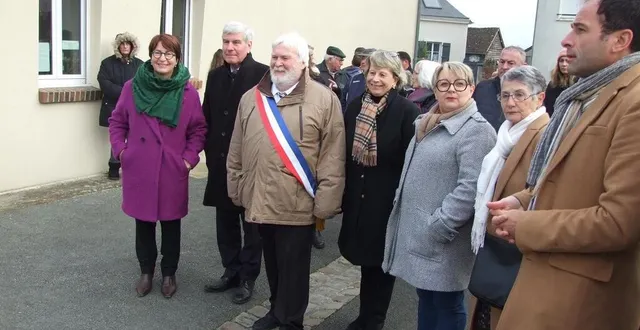 photo  le maire michel pré tenait à présenter aux élus sa ville modifiée, ici au centre de santé.  &copy;  ouest-france 