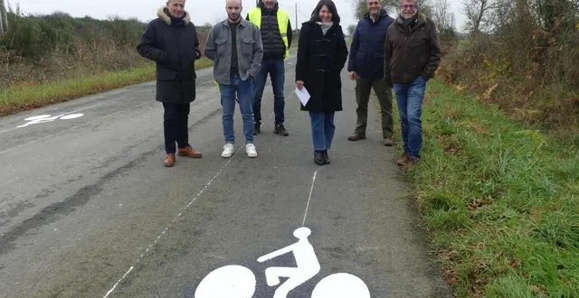 photo  jacques godde, adjoint, florian pohu, benjamin josse (entreprise crépeau), sophie morisse, maire déléguée, cyrille commère et pierrick esnault, maire d’ombrée-d’anjou, ont présenté le chantier.  &copy;  co 