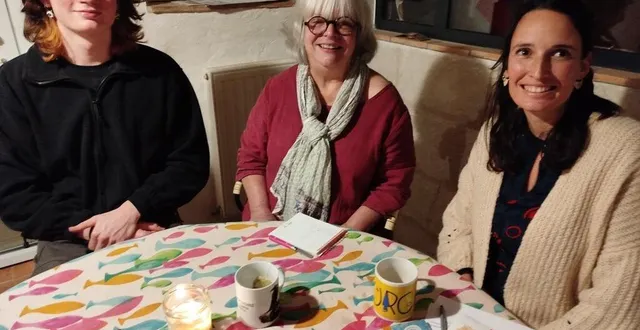 photo  inao mille, à gauche, est logé chez marie-paule gayet (au centre) le temps d’un stage de dix semaines en entreprise. à droite, élisa martin, la référente du dispositif hth (hébergement temporaire chez l’habitant) à chalonnes-sur-loire. cette animatrice socio-éducative ?représente la résidence habitat jeunes, basée 2, allée simone-iff, à 
                  chalonnes
                  .  &copy;  ouest-france 