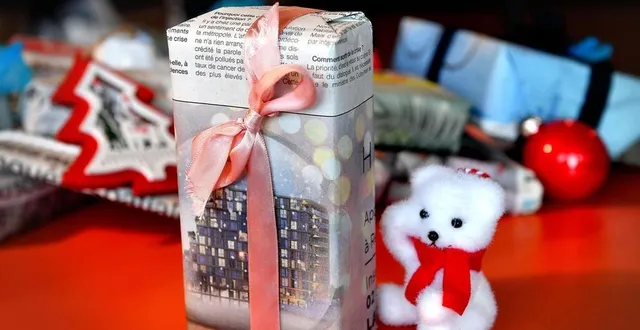 photo  cadeaux de noël emballés dans du papier journal.  &copy;  joel le gall, ouest-france 