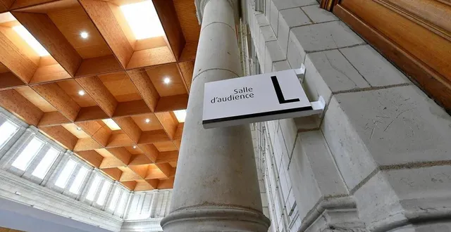photo  mercredi 18 décembre, un groupe d’enseignants était présent devant le tribunal d’angers (maine-et-loire).  &copy;  marc roger/ouest-france 