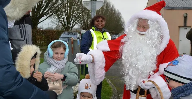 photo  parents et enfants se sont pressés autour du père noël afin de recevoir bonbons et clémentines.  &copy;  ouest-france 