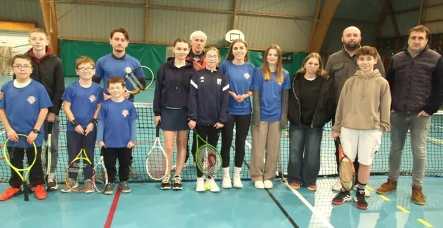 photo  baptiste (quatrième à gauche) et ses mini-coachs (en bleu) et les initiateurs.  &copy;  ouest-france 