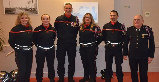 photo  une partie des 28 pompiers.  &copy;  le maine libre 