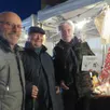 photo  de gauche à droite christian, qui est venu en exposant au marché de noël d’aigné présenter le jeu dekektudi et le livre « j’ai retrouvé ma langue », laurent et alain, habitants d’aigné. 