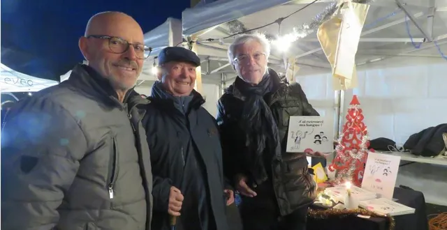 photo  de gauche à droite christian, qui est venu en exposant au marché de noël d’aigné présenter le jeu dekektudi et le livre « j’ai retrouvé ma langue », laurent et alain, habitants d’aigné.  &copy;  le maine libre 