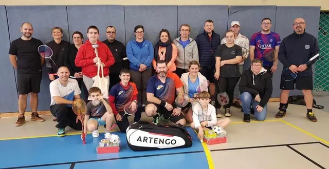 photo  ls participants du tournoi de noël de badminton réunis pour célébrer la fin d’année dans la bonne humeur.  &copy;  le maine libre 