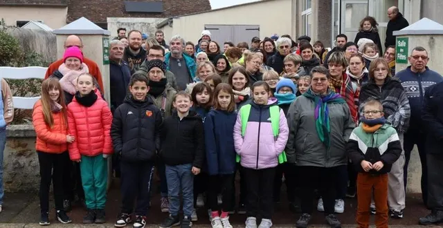 photo  ils étaient près d’une centaine à prendre le départ de la randonnée.  &copy;  le maine libre 