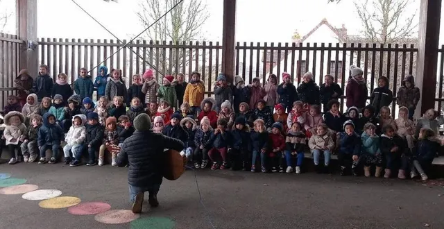 photo  les élèves de l’école maternelle publique ont présenté des chants de noël sous la direction de davy appiano.  &copy;  le maine libre 