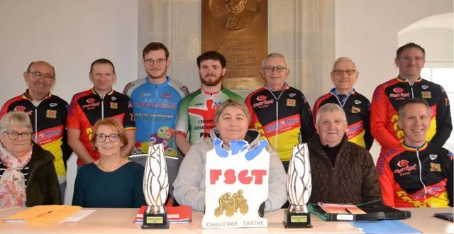 photo  présidente du comité de challenge cycliste de précigné, stéphanie bodereau (assise au centre) s’est félicitée de la saison passée.  &copy;  le maine libre 