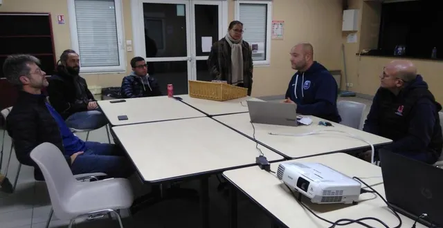 photo  stéphanie lorgueilleux (au centre) et le teloché fc recevaient meddy chauvineau et xavier aubert du district de football.  &copy;  le maine libre 