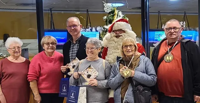 photo  les lauréats entourés du père noël et d’evelyne lefaux, présidente générations mouvement territoire ballonais.  &copy;  le maine libre 