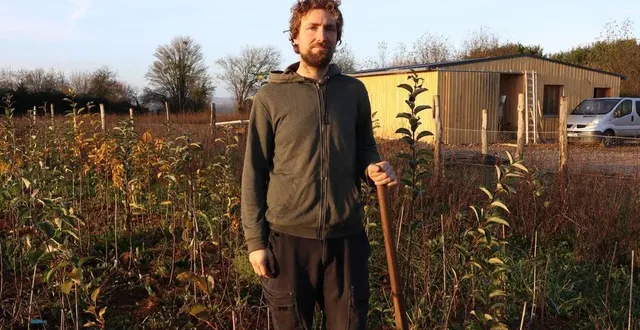 photo  matthieu fossaert en plein travail sur son terrain à l’entrée de ballon-saint-mars.  &copy;  le maine libre 