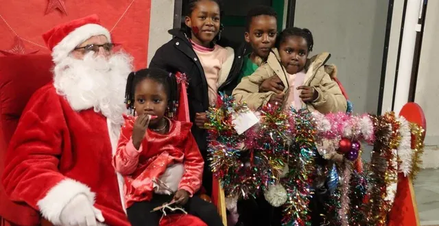 photo  fatou, namou, mahawa et bakumba ont eu le droit à la photo avec le père noël.  &copy;  ouest-france 