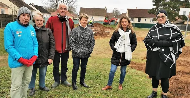 photo  karen lemeunier, adjointe en charge du budget participatif, avait donné rendez-vous à séverine besnard, la porteuse du projet. elles ont été rejointes par des riverains venus en savoir plus sur l’aménagement en cours.  &copy;  le maine libre 