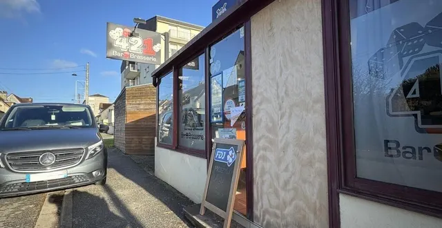 photo  à alençon, le bar au 421 a été visé par une tentative de cambriolage dans la nuit de mercredi 18 à jeudi 19 décembre 2024.  &copy;  ouest-france 