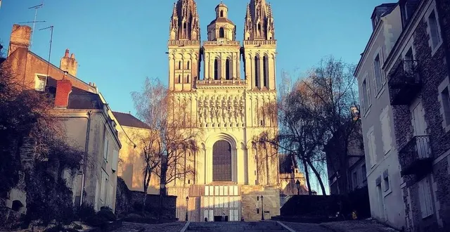 photo  on peut rejoindre la cathédrale par les escaliers saint-maurice : 100 marches qui relient la bâtisse à la maine et qui permettent aussi de s’engouffrer dans les petites rues médiévales de la cité.  &copy;  archives ouest-france 