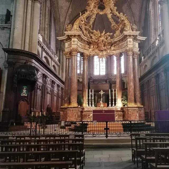 photo le maître-autel à baldaquin date du xviiie siècle  ©  émilie weynants / ouest-france
