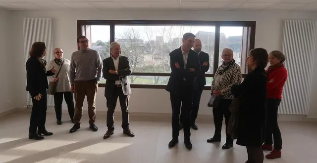 photo  beaufort, le 17 décembre 2024. christophe bruand, directeur de l’établissement de santé baugeois-vallée, et jacky boyeau, directeur du patrimoine, font visiter l’une des nouvelles salles à manger, avec vue imprenable sur le château.  &copy;  co - agathe le nueff 