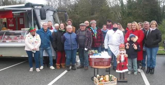 photo  après le tirage du panier, avec les commerçants et les organisateurs.  &copy;  ouest-france 