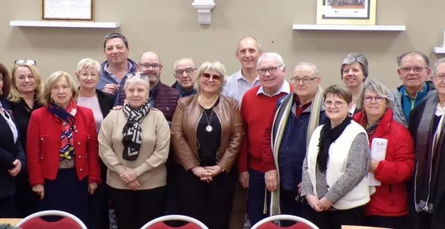 photo  les élus immortalisent leur dernier conseil dans la salle du conseil et des mariages.  &copy;  le maine libre 