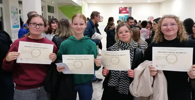 photo  les jeunes ont reçu leur diplôme avec fierté  &copy;  collège conlie 