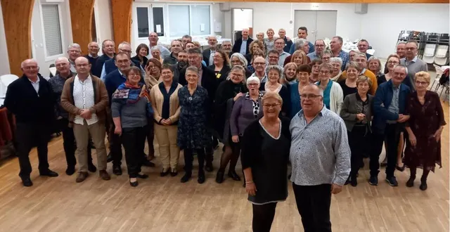 photo  béatrice et denis leveque, les professeurs au premier plan, avec les adhérents des associations de danse.  &copy;  le maine libre 