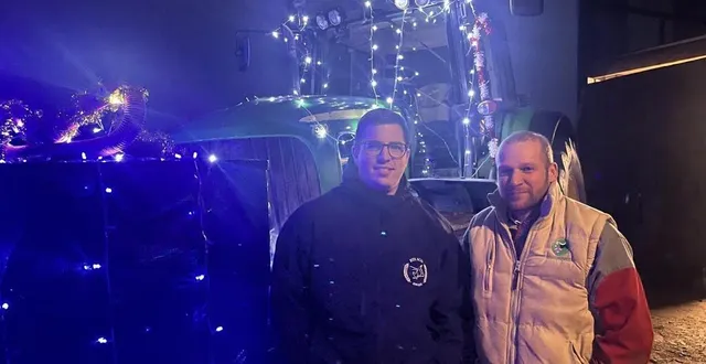 photo  romain denis, 23 ans et cédric dréano, 35 ans, participent depuis quatre ans au défilé des tracteurs illuminés à flers.  &copy;  ouest-france 