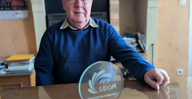 photo  jean-claude bonneau a reçu un trophée de l’udom pour ses 40 ans de bénévolat.  &copy;  ouest-france 