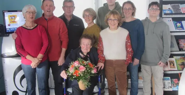 photo  estelle bellanger, dans le petit salon des grillons, entourée de quelques-uns de ses enfants, petits-enfants et arrière-petits-enfants, a fêté, émue, ses 105 ans, lors d’une réception organisée par le foyer logement.  &copy;  ouest-frances 