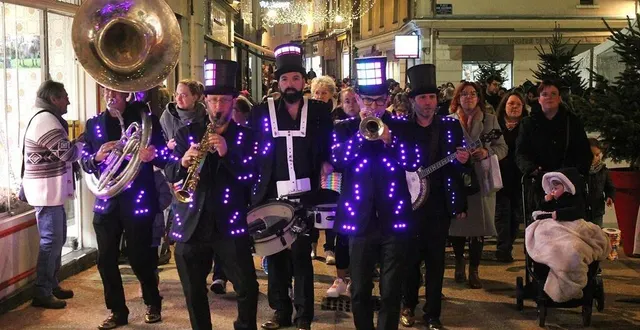 photo  la rue de l’île, ici lors du coup d’envoi des illuminations, vendredi 6 décembre 2024, va de nouveau s’animer ce week-end à sablé-sur-sarthe.  &copy;  ouest-france 