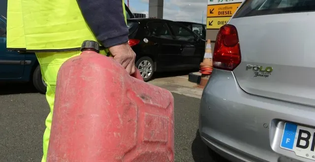 photo  interdit d’acheter ou de transporter du combustible dans huit communes à compter de ce vendredi.  &copy;  archives courrier de l’ouest - laurent combet 
