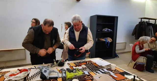 photo  patrice vaidie a réparé son taille-haie avec l’aide jacky loyau.  &copy;  ouest-france 