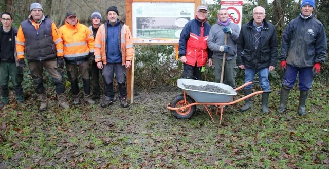 photo  autour de l’un des douze panneaux, alain violet (2e à droite), accompagné de membres de l’association de pêche, et des agents municipaux (à gauche).  &copy;  ouest-france 