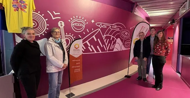 photo  les membres d’harmonie mutuelle, la directrice et la chargée d’action culturelle de la luciole devant la fresque, un des dispositifs mis en place pour les malvoyants.  &copy;  ouest-france 